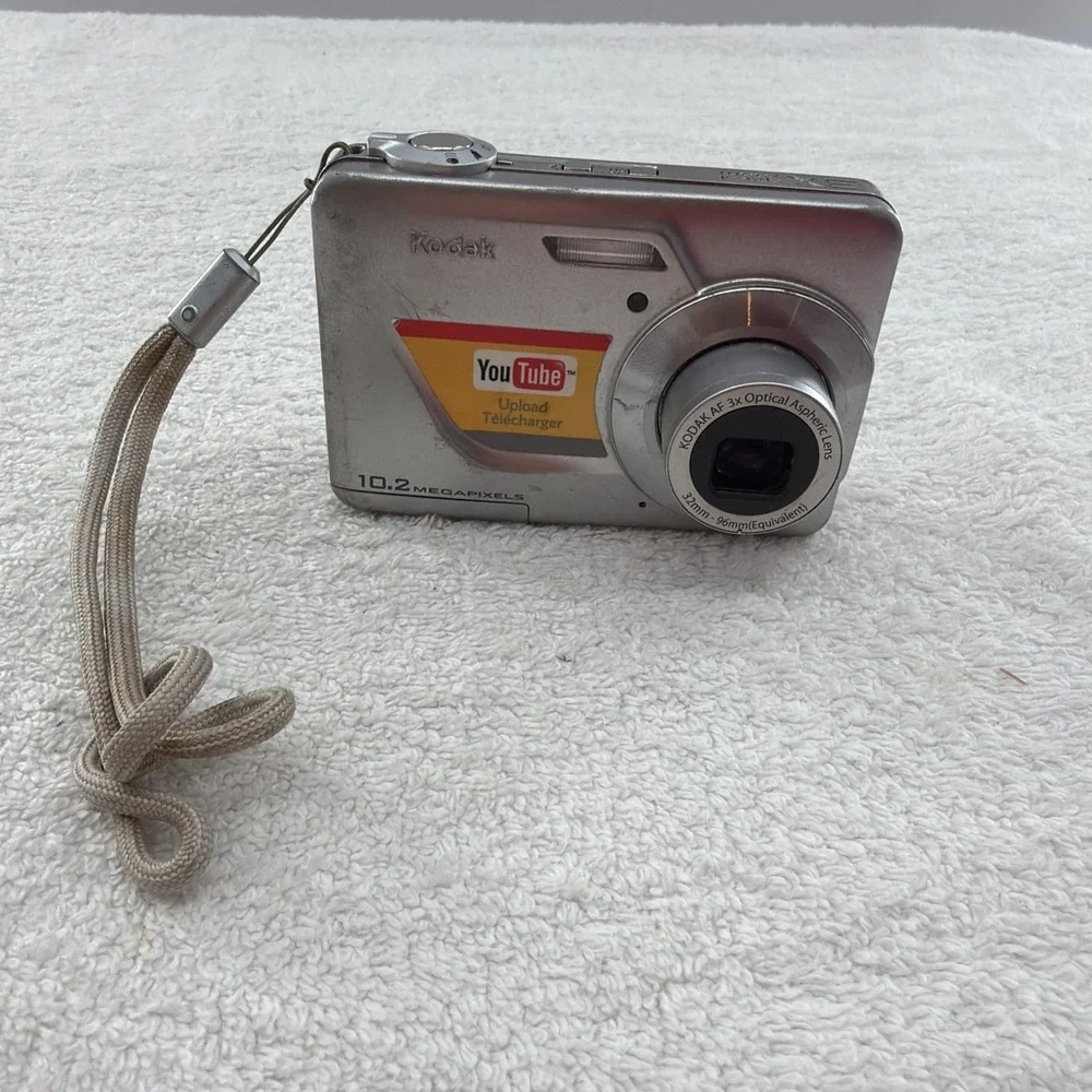 Kodak EasyShare C180 10.2MP Digital Camera - Silver For Parts Screen Has Black